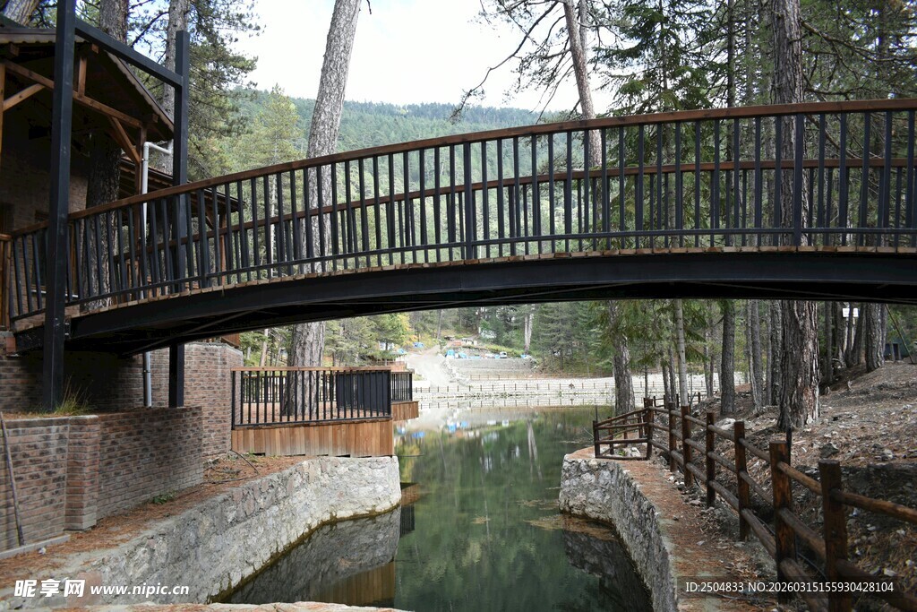 山间木桥横跨清幽小溪