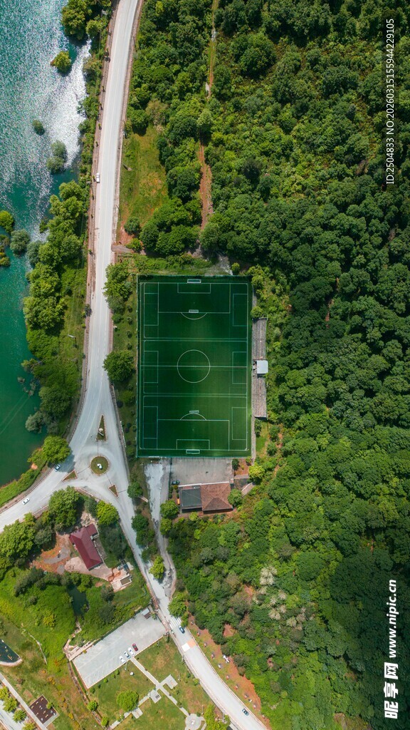 俯瞰山间绿池与交错小径