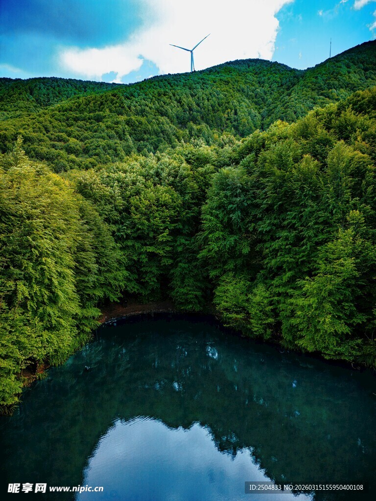 青山环抱中的静谧幽蓝湖景