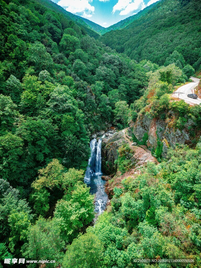 山间瀑布 绿意盎然的美景