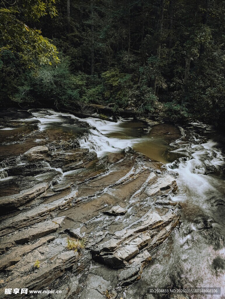 山间溪流穿层叠岩石