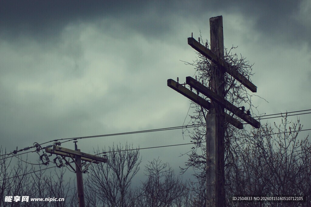 老旧电线杆 萧瑟天空景象
