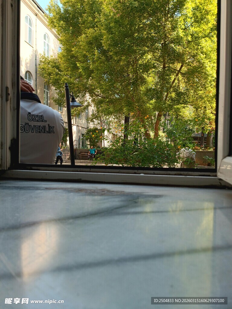 阳光洒落的室内外景观