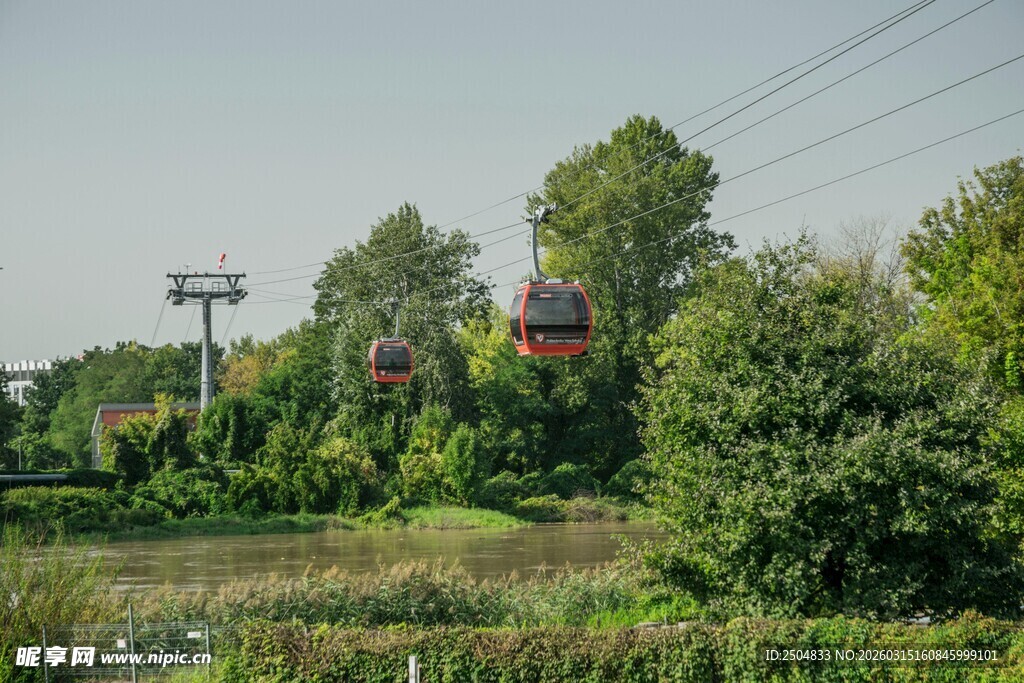 林间缆车穿梭于绿意之中