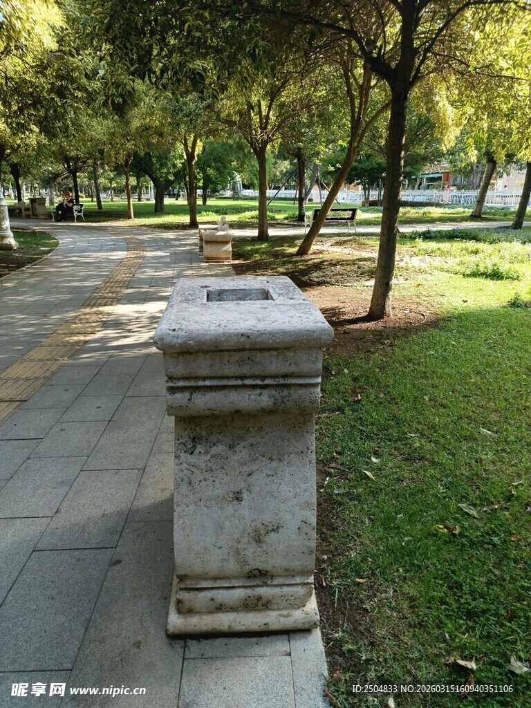 公园中的石制景观设施