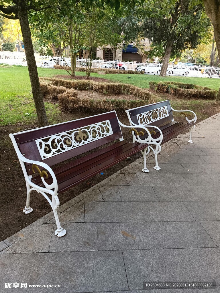 公园中带雕花的休闲长椅