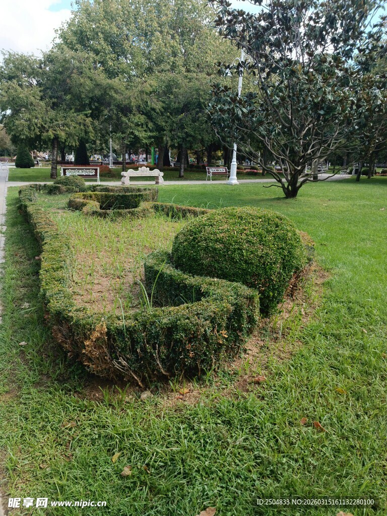 精致修剪的园林景观