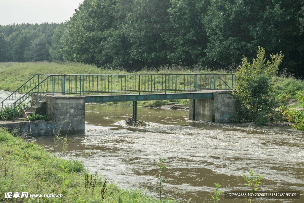 乡村小河上的简易石桥