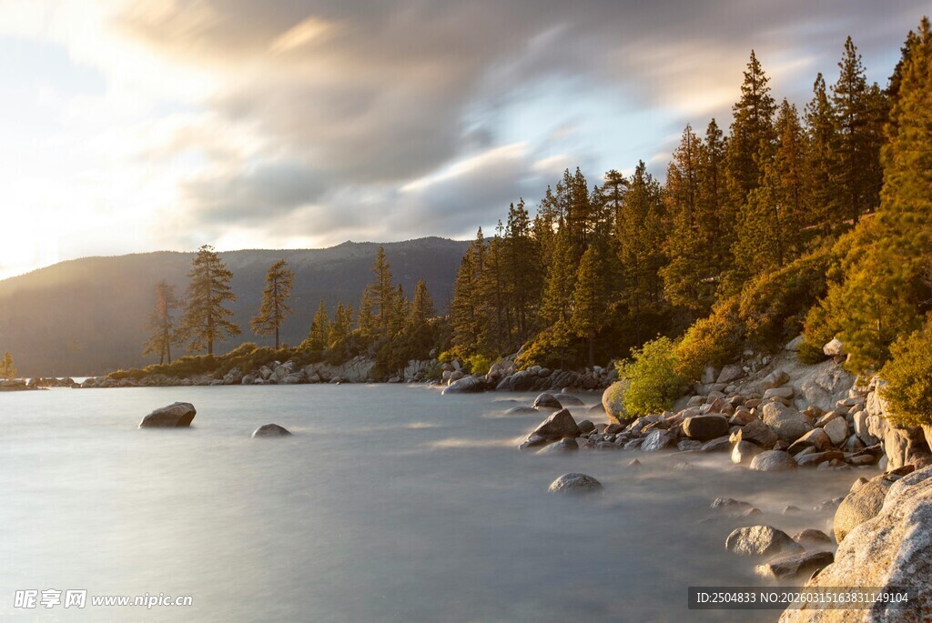 湖畔山林间的绝美黄昏