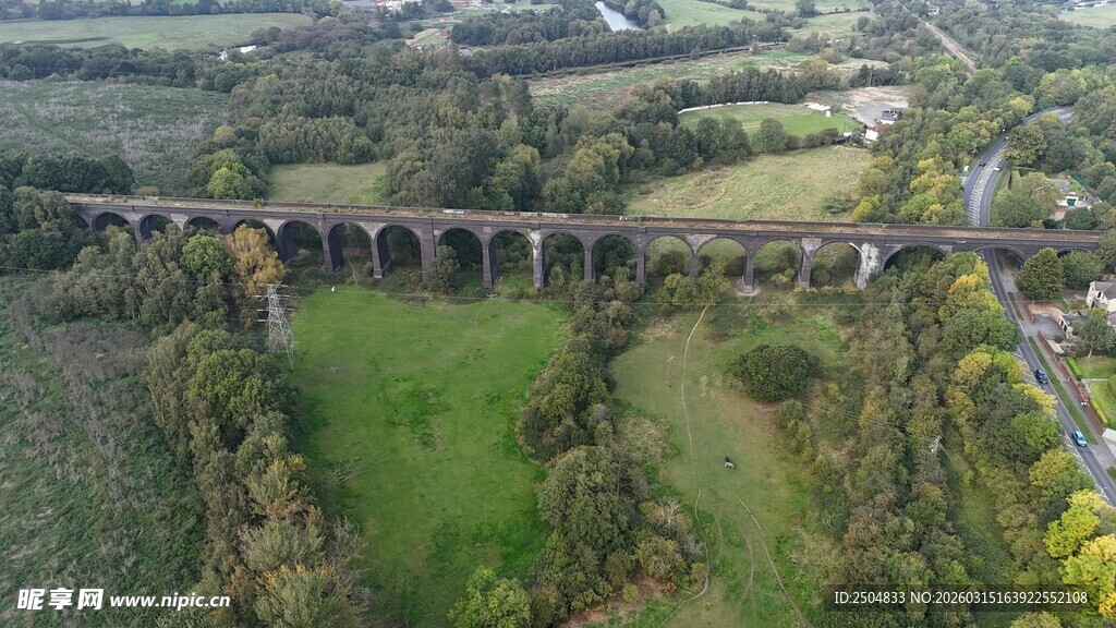 空中俯瞰古老铁路高架桥