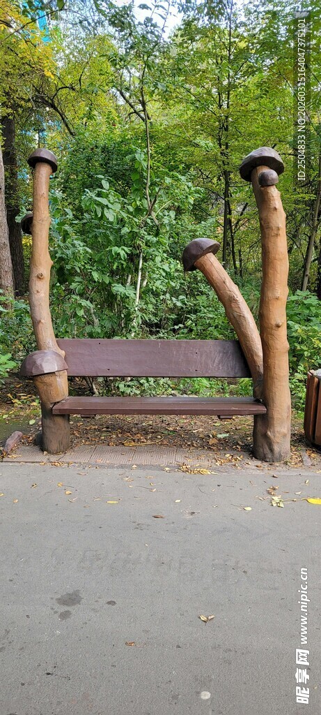 户外木质长椅与绿植景观