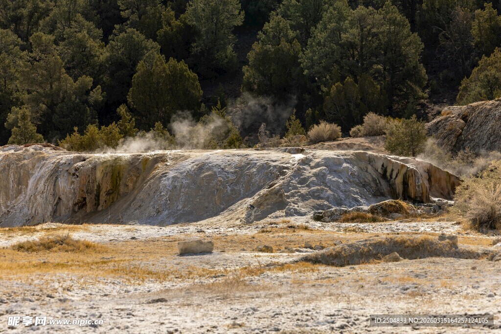 山间壮观的岩石瀑布景观