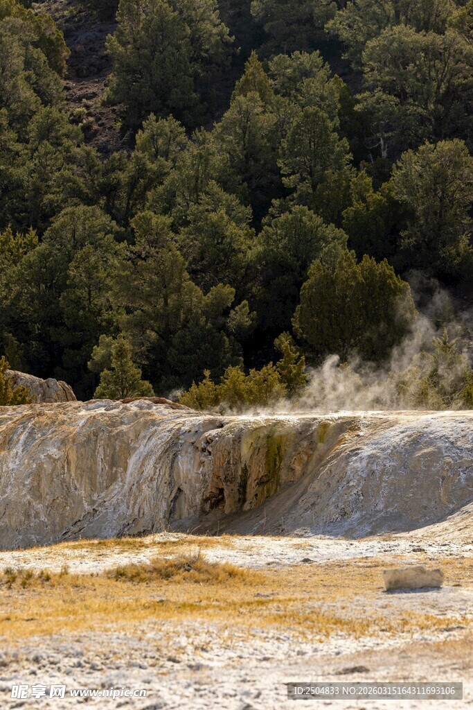 地热景观中的多彩岩石