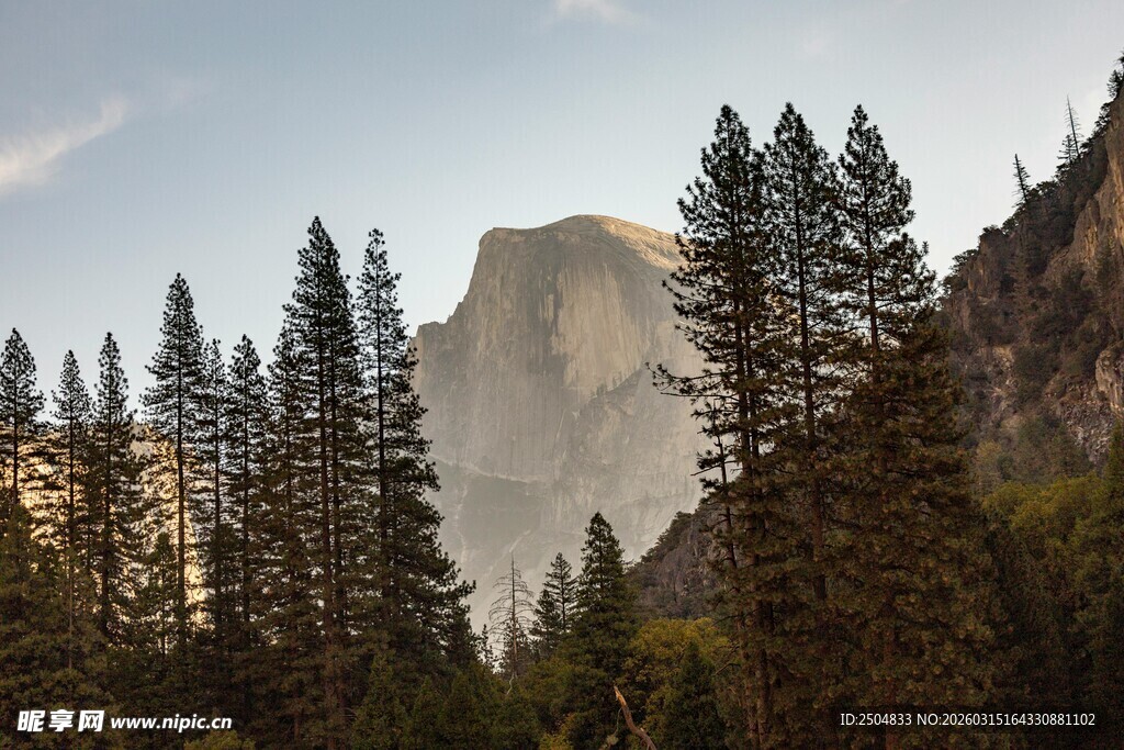 山林间的巍峨巨石景观