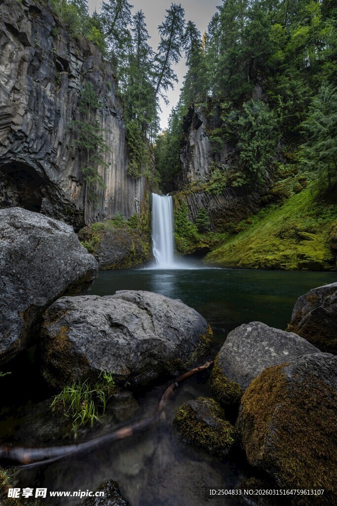 山间瀑布下的清幽潭景