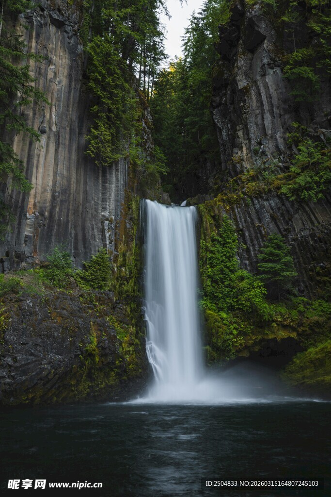 壮观瀑布下的清幽山水