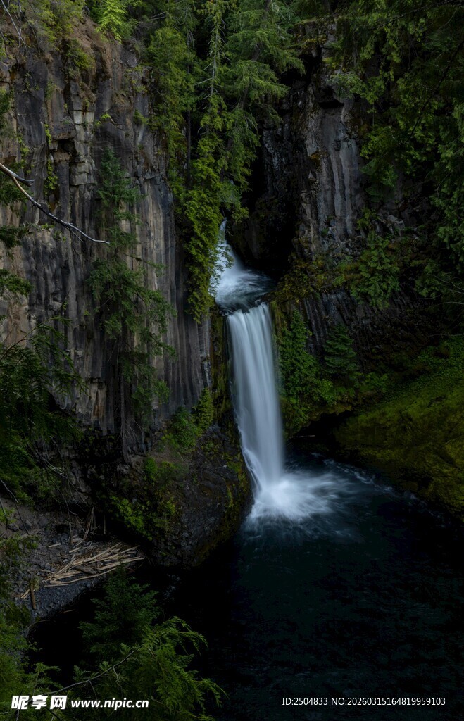 山间飞瀑 绿意环绕的美景