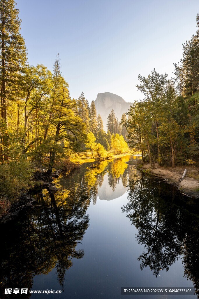 山林间宁静的湖泊美景