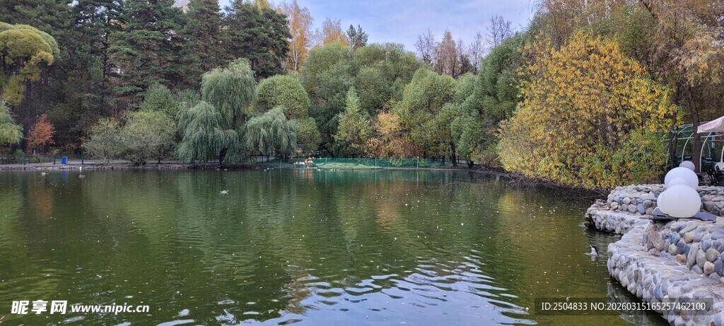 秋日湖畔美景