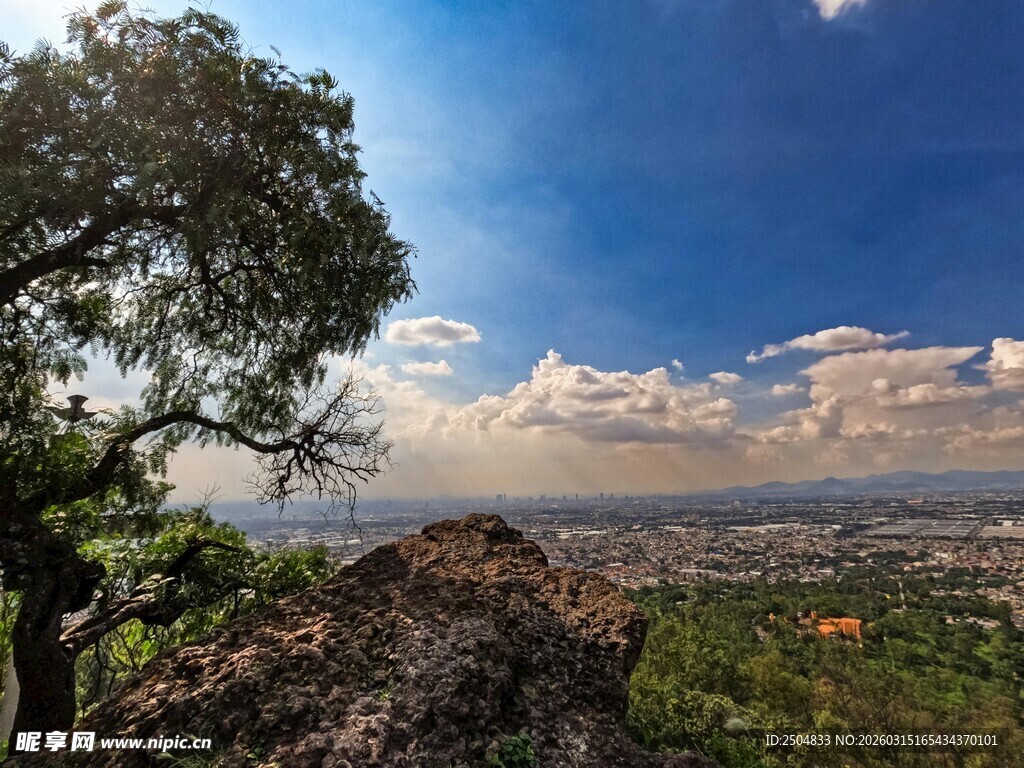 山顶远眺风景如画
