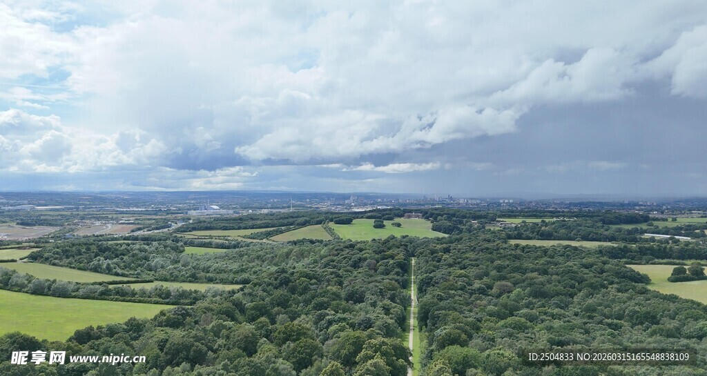 俯瞰绿野与天际景观