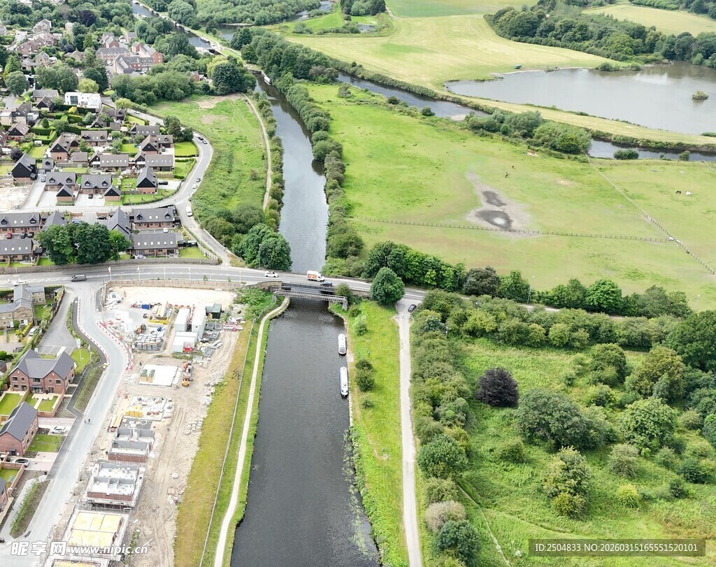 城市河畔鸟瞰景观