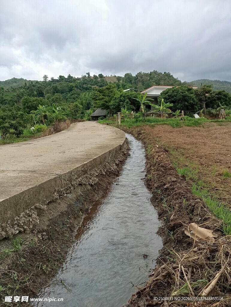乡村田间蜿蜒的灌溉水渠