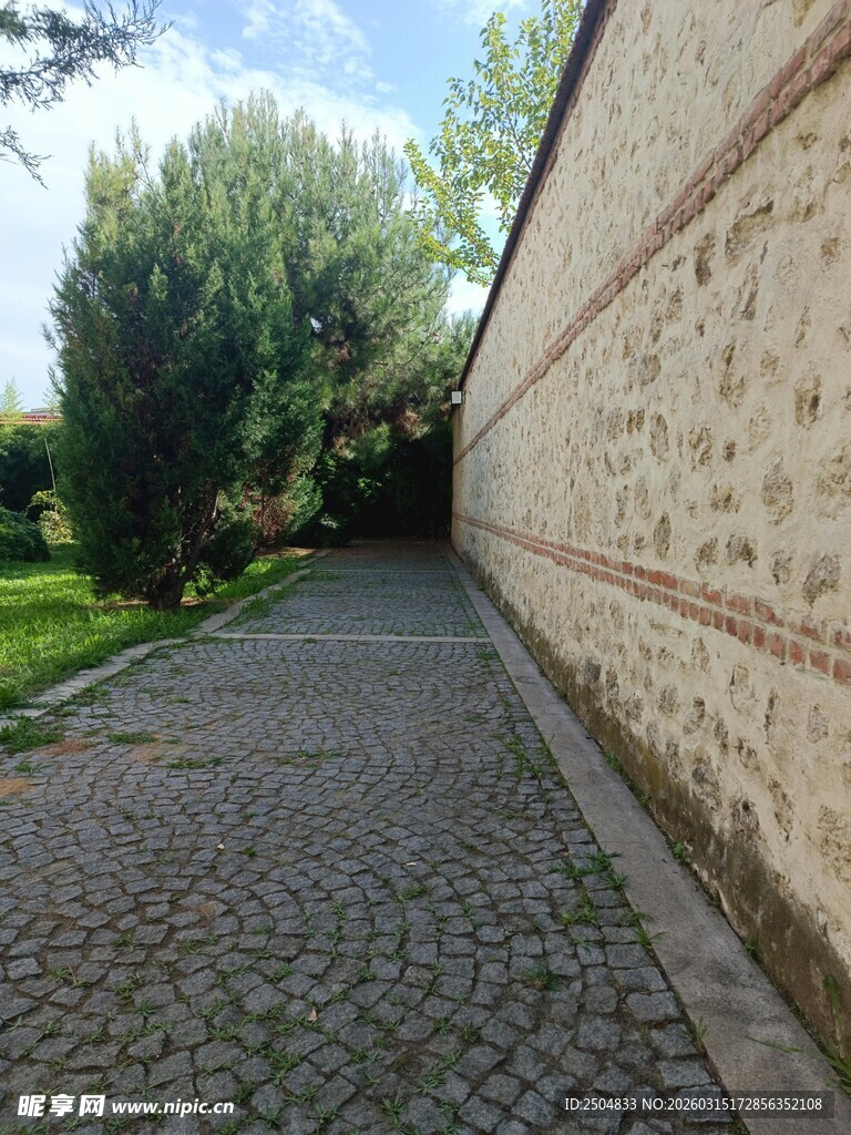 鹅卵石小径旁的石墙风景