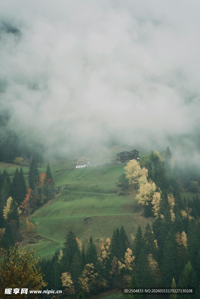 云雾缭绕的山间秋景
