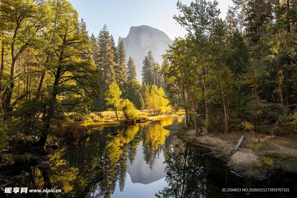 山林间的宁静河流美景