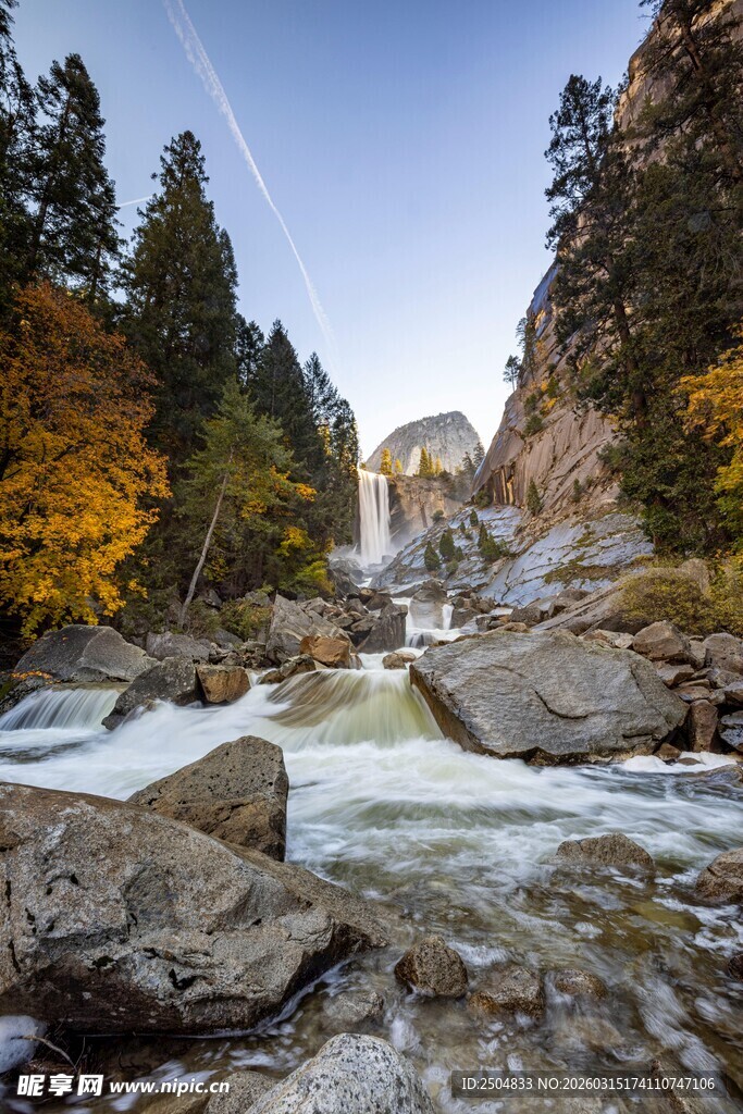 山间溪流秋色美景