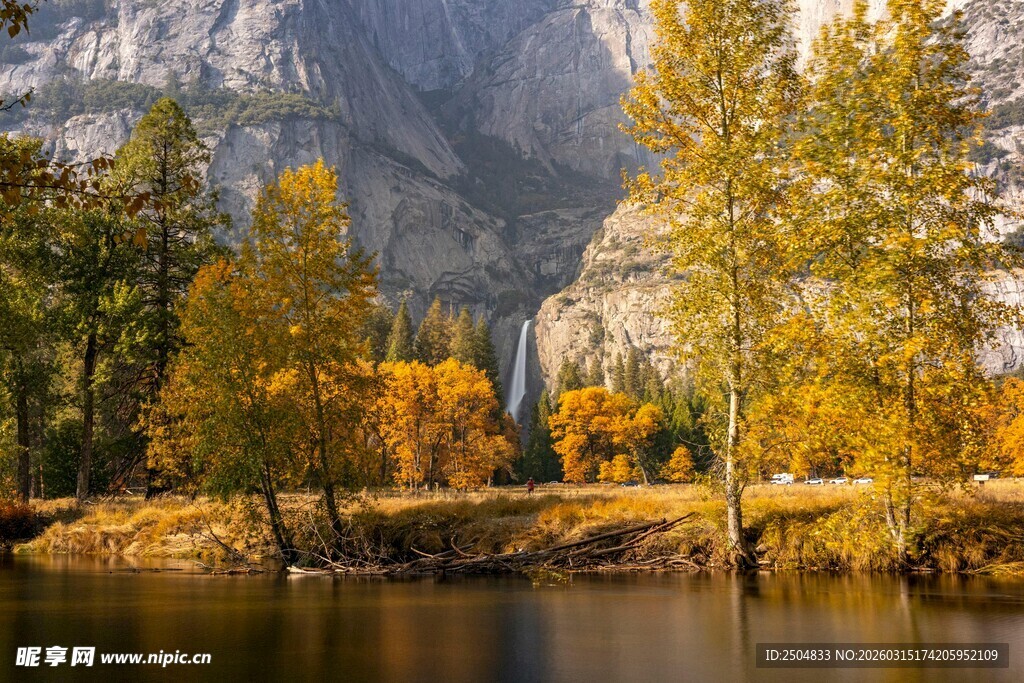 秋日山间湖畔美丽景致