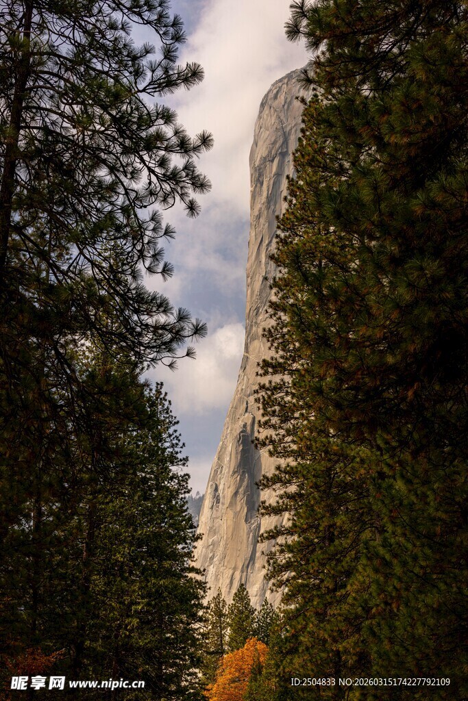 山林间的巍峨巨石景观