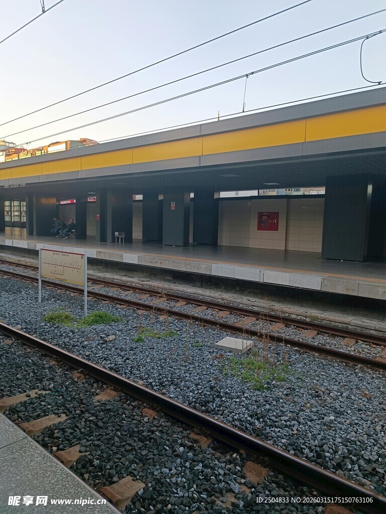 空旷的铁路站台场景