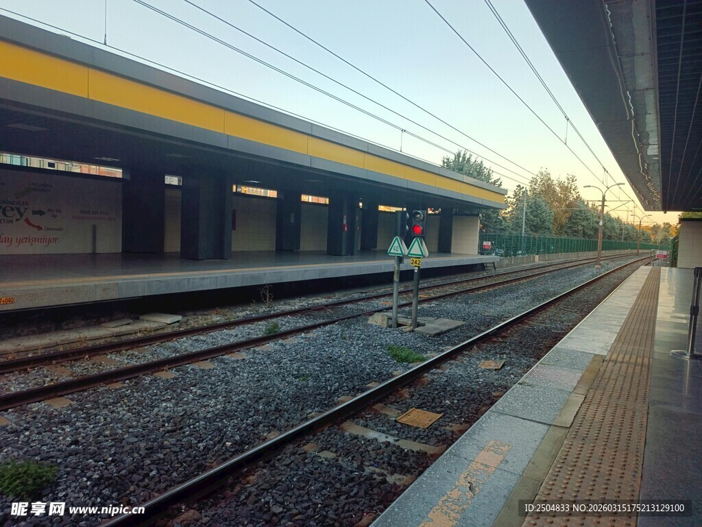 空旷的火车站台场景