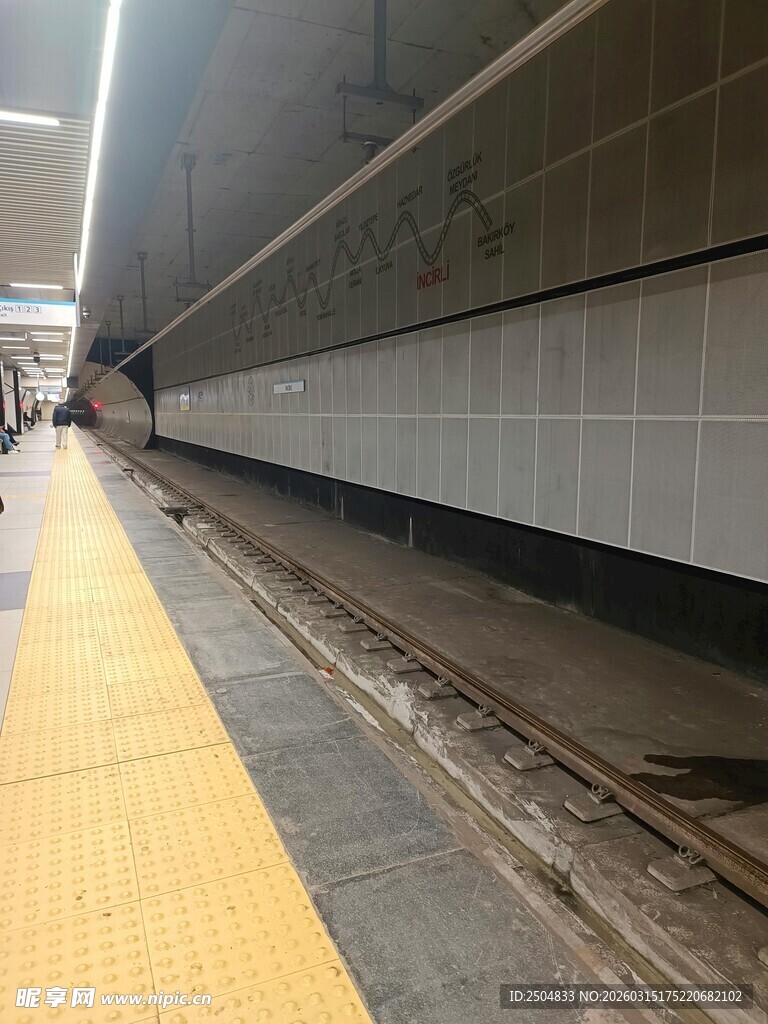 地铁站台空旷的黄色安全区