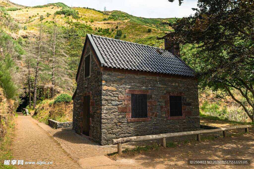 山间石屋 静谧自然景致