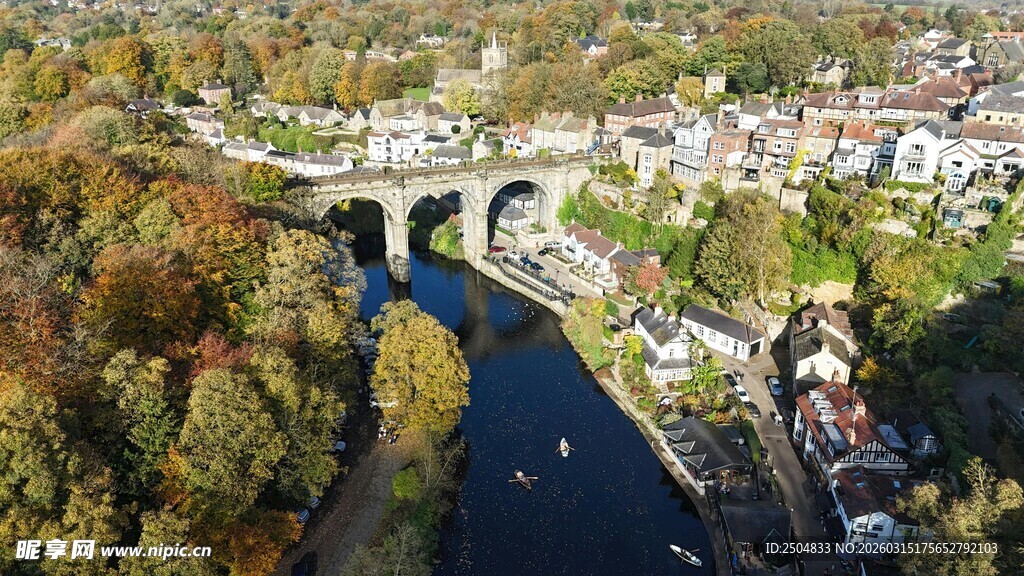 秋日河畔城镇风景