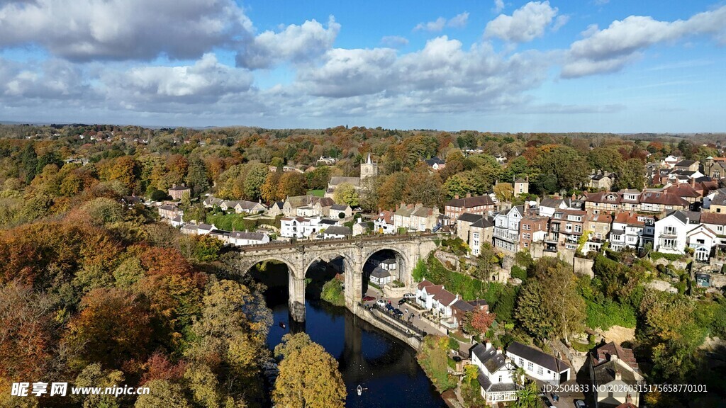 俯瞰河畔小镇与桥梁美景