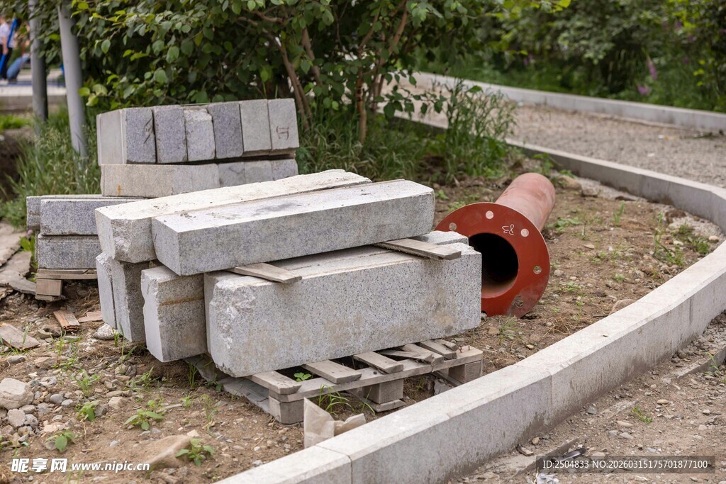 路边堆放的建筑材料