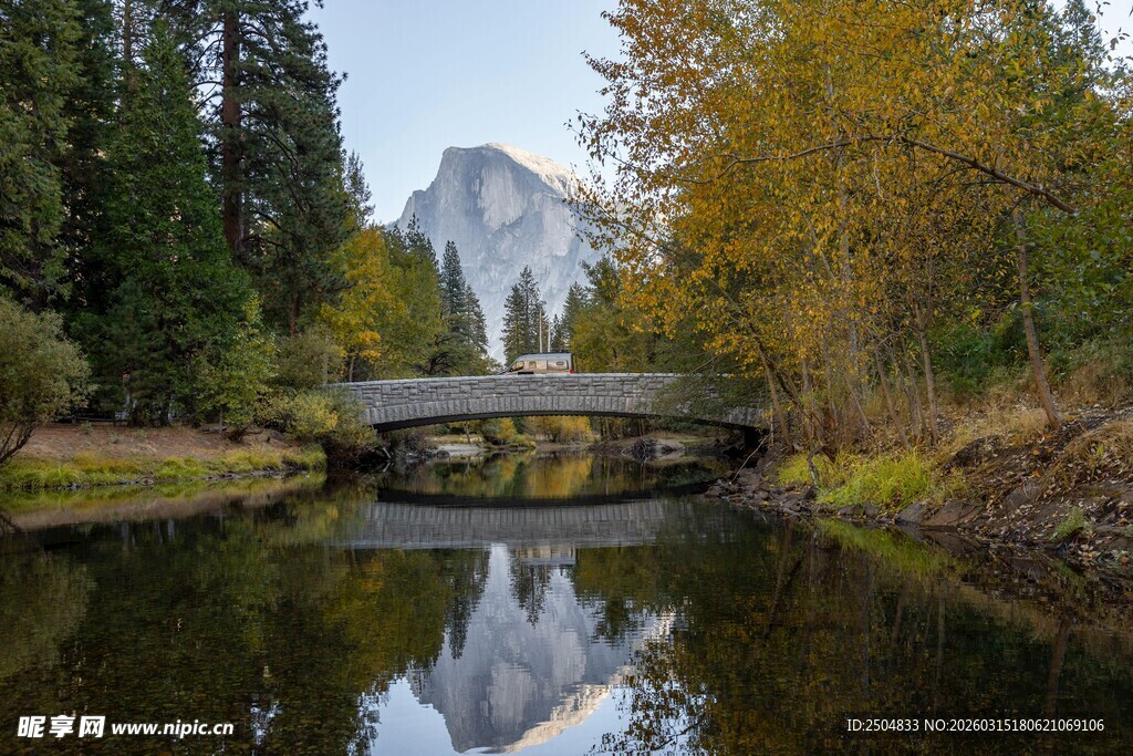 秋日山林中的静谧桥梁