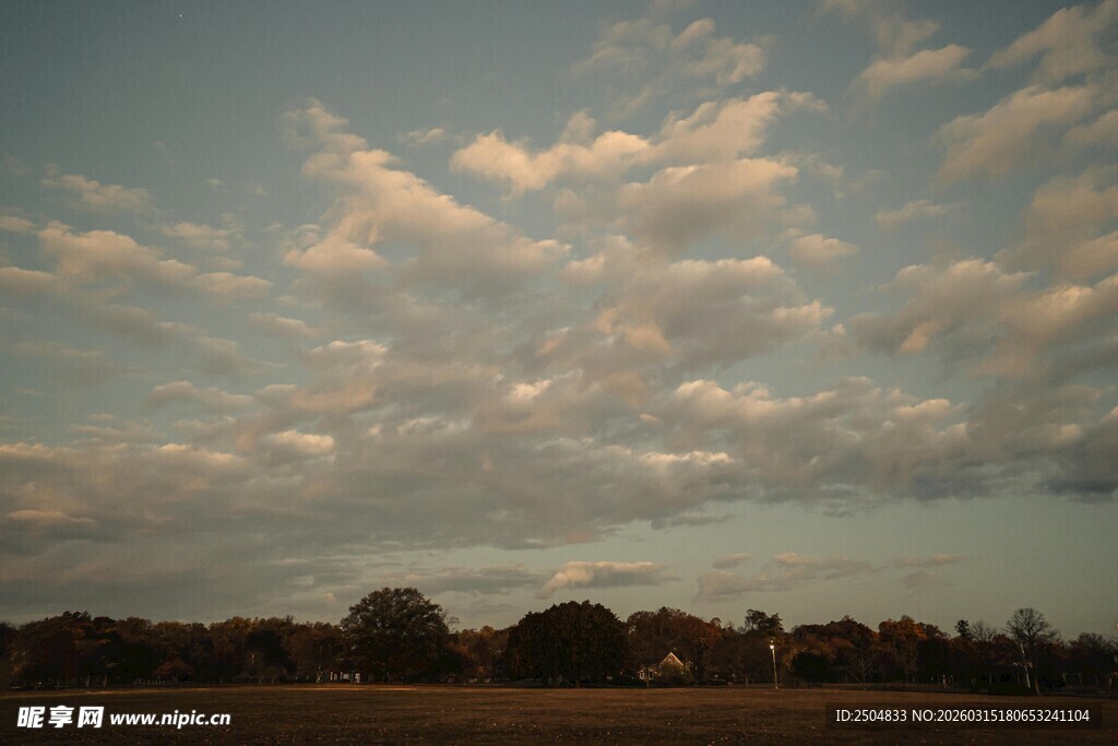 黄昏时分的天空与远处景物