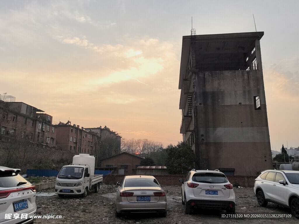 黄昏下的停车场景观