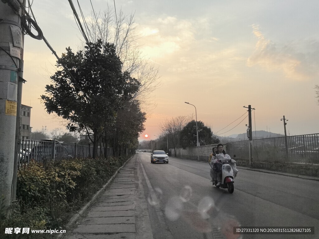 黄昏时的公路骑行场景