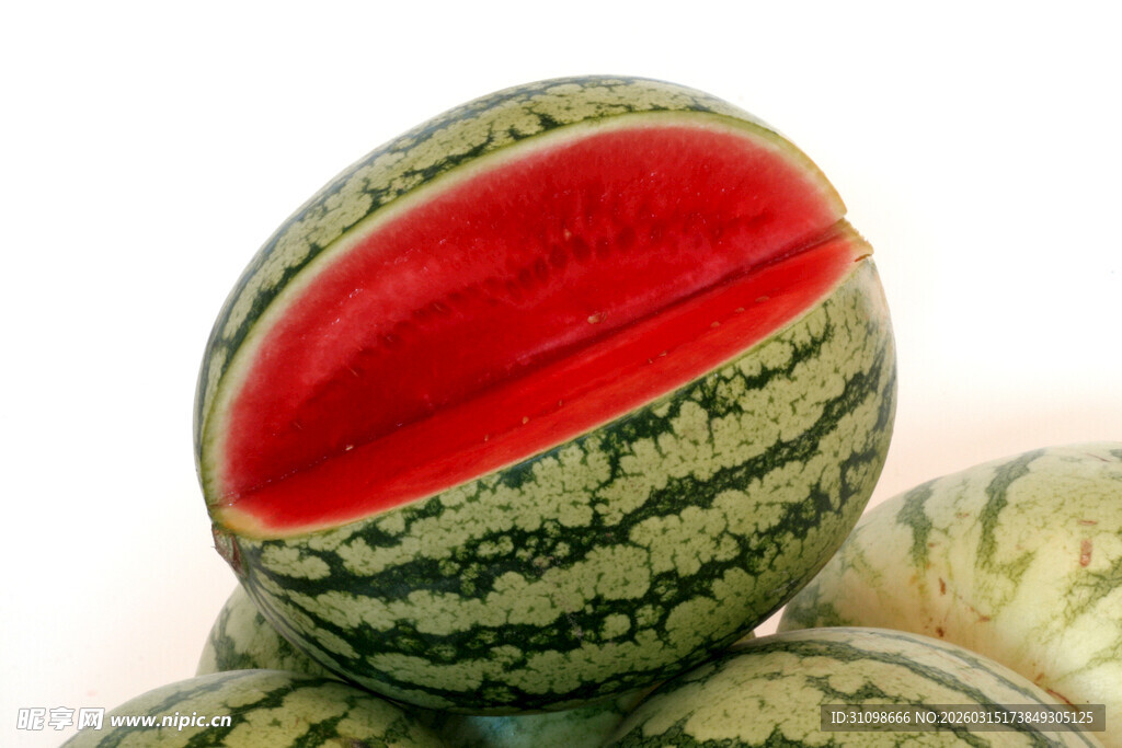 新鲜切开的多汁西瓜