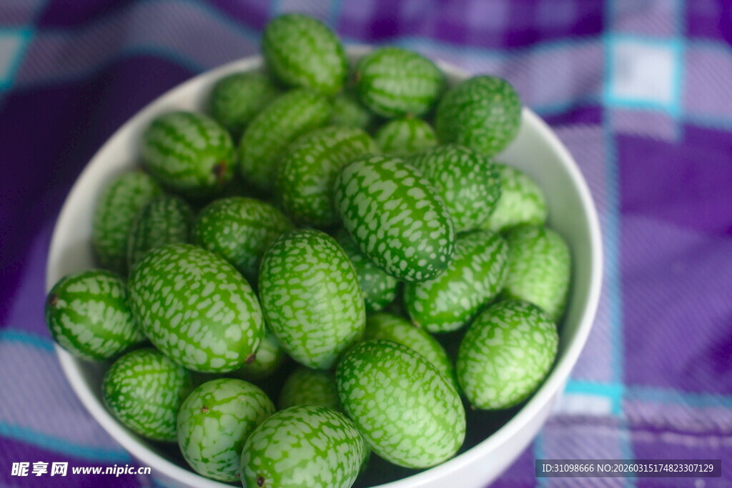 碗中翠绿的拇指西瓜