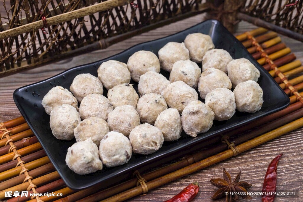 美味手工肉丸整齐摆盘中