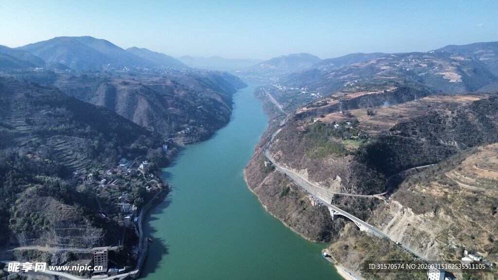 壮丽峡谷中的碧绿江水