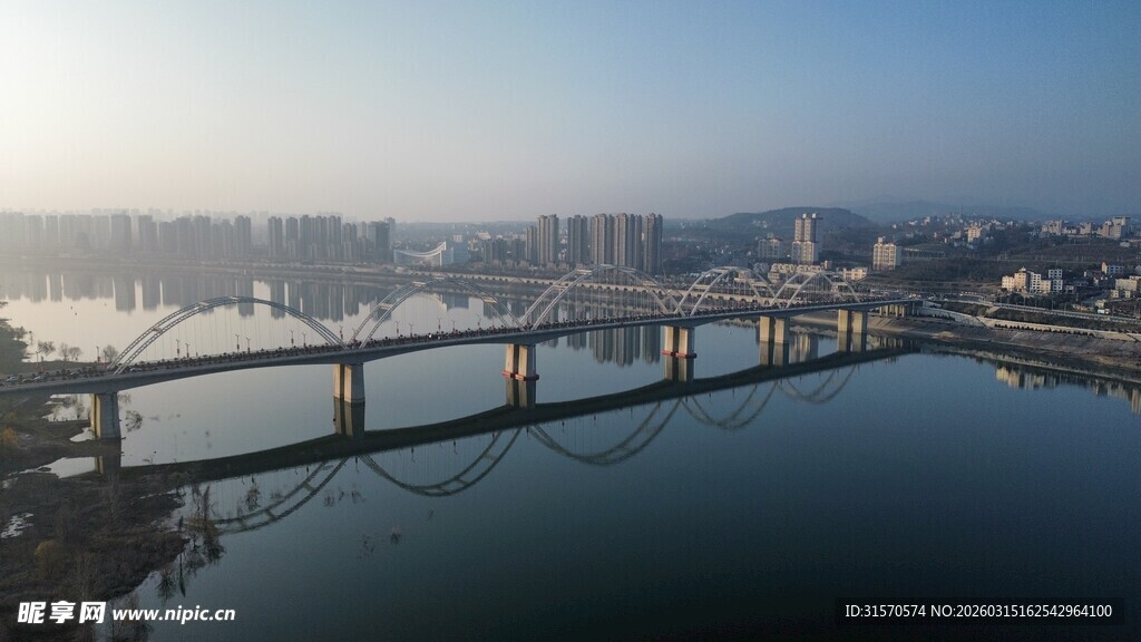 城市桥梁横跨宽阔水域