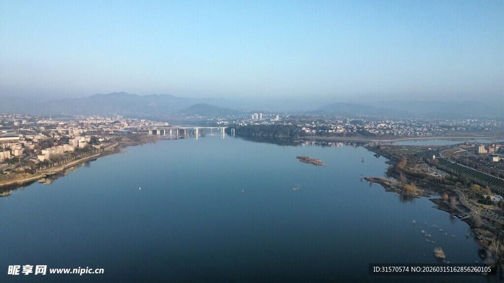 俯瞰宁静宽阔的城市河流